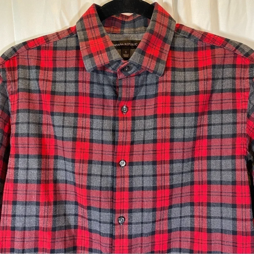 BANANA REPUBLIC Men's Small Red Gray Plaid lightweight flannel button up shirt